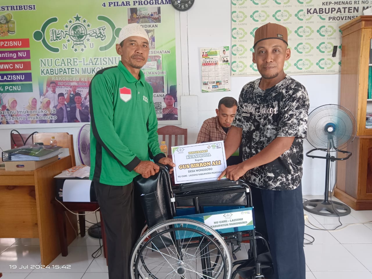Lazisnu Mukomuko Mendistribusikan Kursi Roda kepada Gus Birron Ali di Desa Wonosobo, Kecamatan Penarik