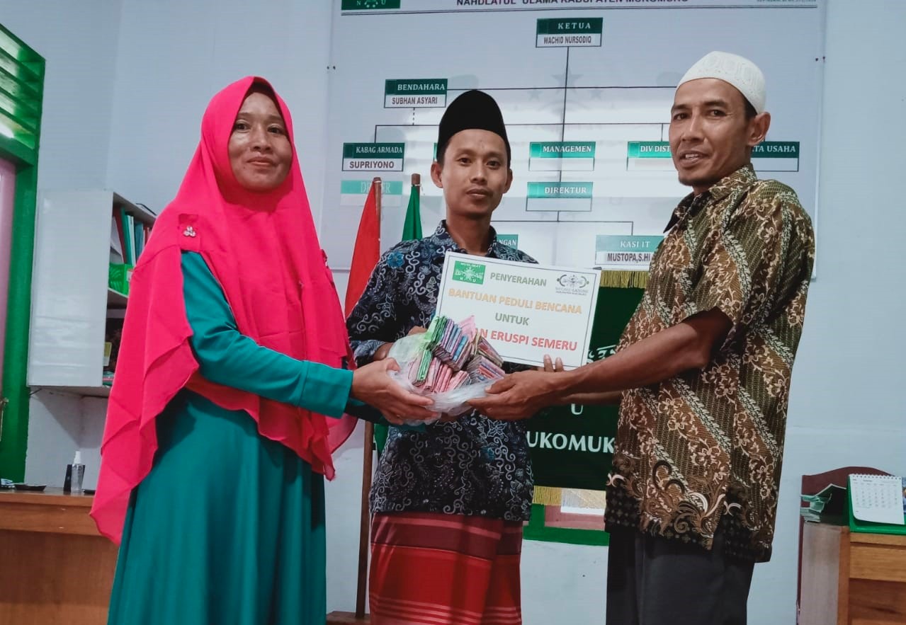 PAC Muslimat NU Kecamatan Penarik Salurkan Donasi Semeru Rp. 52,8 Juta Melalui NU Care-Lazisnu Mukomuko